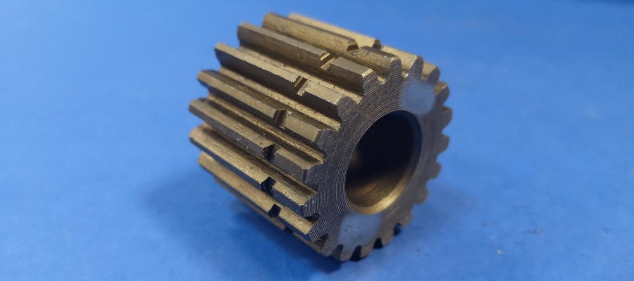 Hřídele otočných motorů OMEX, hřídele pojezdových motorů, ozubená kola, saně, ložiska, ráfek Polsko