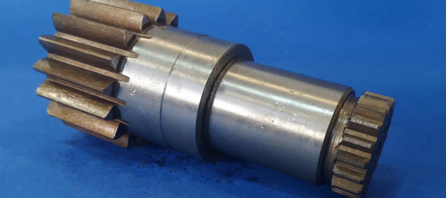 Hřídele otočných motorů OMEX, hřídele pojezdových motorů, ozubená kola, saně, ložiska, ráfek Polsko